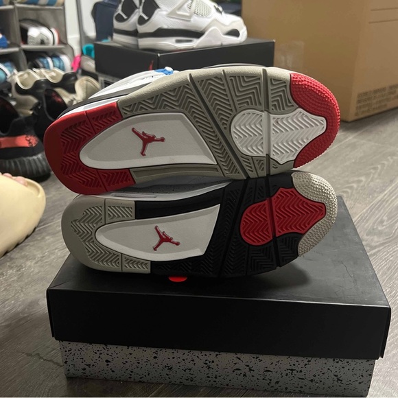 Air jordan 4 size 6 GS / 7.5 WOMENS. - Picture 3 of 4